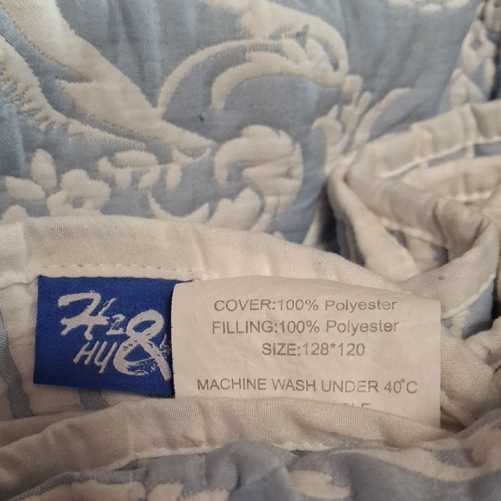 Elegant Blue and White Quilted Bedspread - Picture 2 of 5